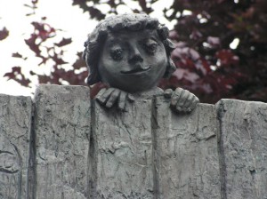 Neugierig? Skulptur am Kleinen Tiergarten in Prüm